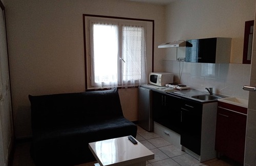 Cuers Apartment | Small studette with garden view