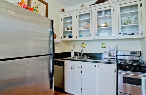 Leinkauf Condo | Small Studio Condo -Private balcony -Free Parking