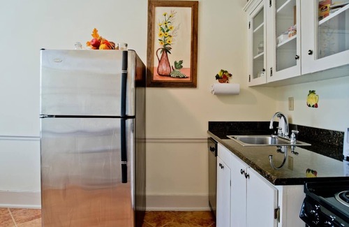 Leinkauf Condo | Small Studio Condo -Private balcony -Free Parking