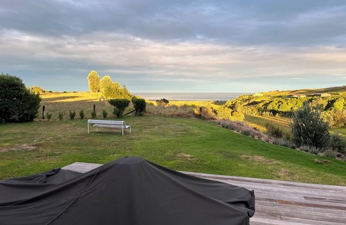 North Taranaki District Apartment | Small studio situated close to North Taranaki’s most beautiful beaches.