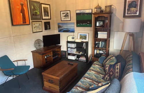 North Taranaki District Apartment | Small studio situated close to North Taranaki’s most beautiful beaches.