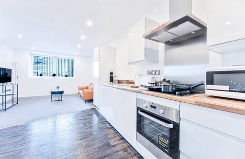 Wolverhampton Apartment | Smart 1 Bed Apartment in Wolverhampton