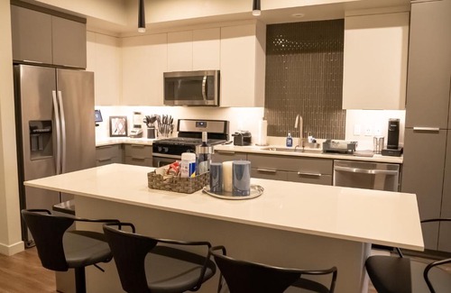 Platinum Triangle Apartment | Smart & Luxurious ~ Mins to Disney ~ Queen Beds