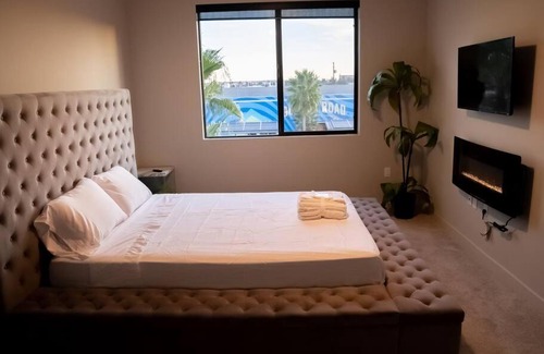 Platinum Triangle Apartment | Smart & Luxurious ~ Mins to Disney ~ Queen Beds