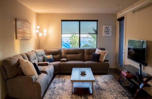 Platinum Triangle Apartment | Smart & Luxurious ~ Mins to Disney ~ Queen Beds