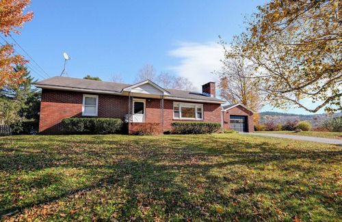 Ludlow House | Smart Piggy Brick House! 3br house with brick fireplace, WiFi in Ludlow