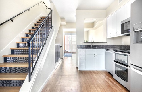 San Jose Apartment | Smart Santana Row 2BR w/Gym, Pool, nr. Googleplex Campus, by Blueground