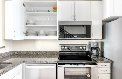 San Jose Apartment | Smart Santana Row 2BR w/Gym, Pool, nr. Googleplex Campus, by Blueground