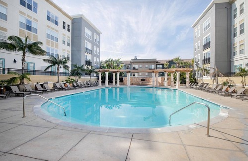 San Jose Apartment | Smart Santana Row 2BR w/Gym, Pool, nr. Googleplex Campus, by Blueground