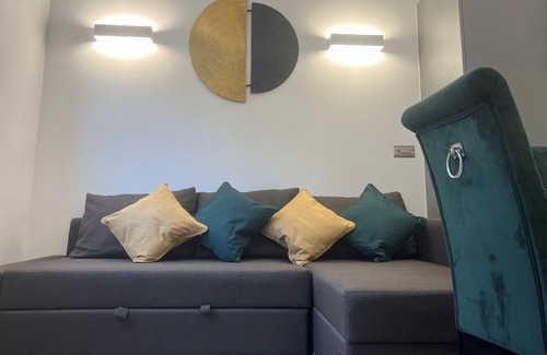 Great Linford Apartment | Smart, Secure, 4person Occupancy Apartment With Netflix & Amenities