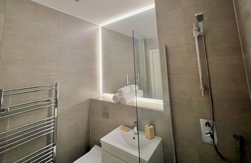 Great Linford Apartment | Smart, Secure, 4person Occupancy Apartment With Netflix & Amenities