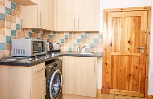 Edzell Cottage | SMIDDY BOTHY, romantic, with hot tub in Edzell
