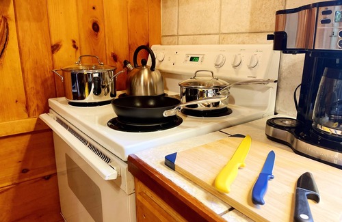 Sevierville Cabin | ★ Smokies Cabin Tree House Retreat, Pet-Friendly ★