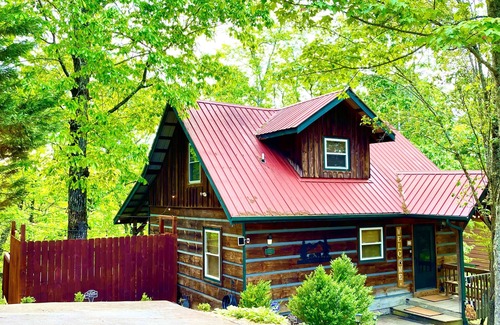 Sevierville Cabin | ★ Smokies Cabin Tree House Retreat, Pet-Friendly ★