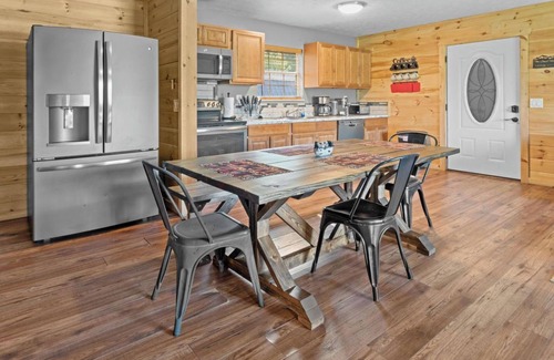 Sevierville Cabin | Smoky Cabin/Prime Location/Family-Oriented/HotTub/Pet-friendly/Game room & Pool
