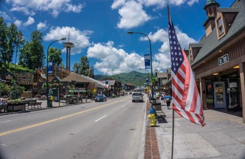 Gatlinburg - Pigeon Forge House | Smoky Mountain Pool Lodge by American Patriot Getaways