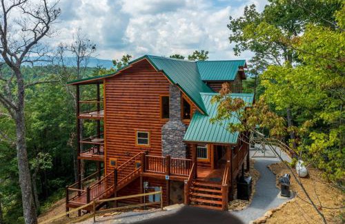 Gatlinburg - Pigeon Forge House | Smoky Mountain Pool Lodge by American Patriot Getaways