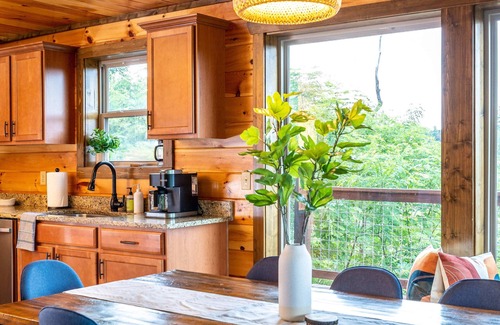 Gatlinburg - Pigeon Forge House | Smoky Mountains Chalet with Hot Tub