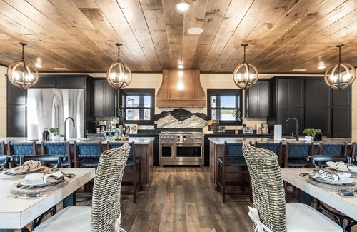 Sevierville Cabin | Smoky Mtn Ultra Luxury Cabin, IndoorPool, PS5, 8Bsleeps26, Waterpark, Pool Table