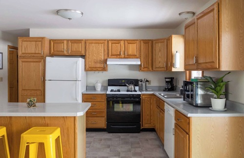 Jeffersonville House | Smuggler's Notch Mountain House w/hot tub & river