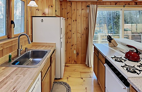 East Boothbay House | Smuggler's Retreat ExploreTrails, Botanic Gardens, Kayak and MORE