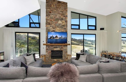Smiggin Holes Ski Chalet | Smugglers Lodge - Luxury Ski In Ski Out Experience