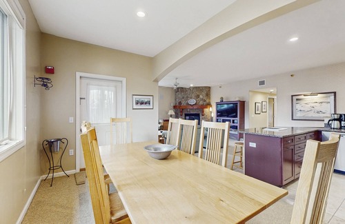 Jeffersonville Condo | Smugglers’ Notch mountain-view condo near skiing with pool & fireplace