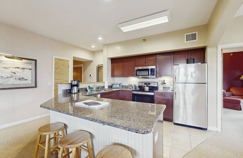 Jeffersonville Condo | Smugglers’ Notch mountain-view condo near skiing with pool & fireplace