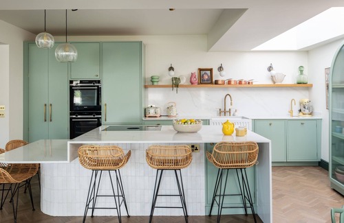Malborough House | Smurf House - a house that sleeps 12 guests in 5 bedrooms