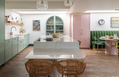 Malborough House | Smurf House - a house that sleeps 12 guests in 5 bedrooms