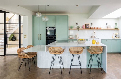 Malborough House | Smurf House - a house that sleeps 12 guests in 5 bedrooms