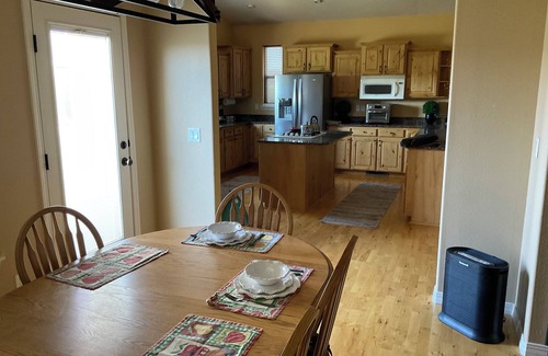Buhl House | Snake River canyon 2 bedroom house in Buhl overlooking the river & golf course