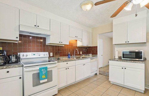 Snellville House | Snellville Getaway ~ 8 Mi to Stone Mountain Park!