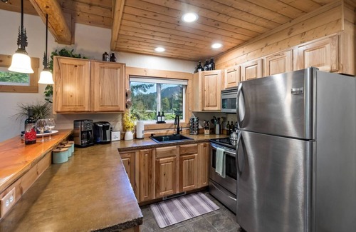 Snoqualmie Pass House | Snoqualmie Pass Cabin: Hot Tub, Sauna, Hike & Ski