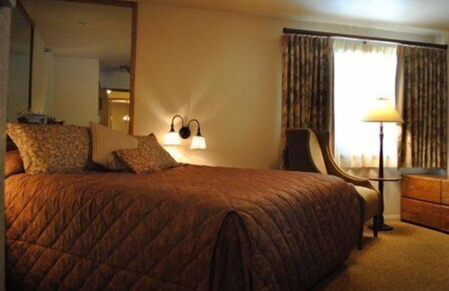 Big Bear Lake Hotel | Snow Lake Lodge - Heated Outdoor Pool and Hot Tub