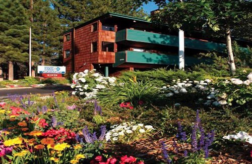 Big Bear Lake Hotel | Snow Lake Lodge - Heated Outdoor Pool and Hot Tub