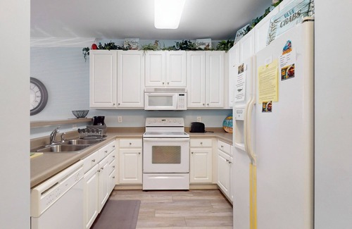 Calabash Condo | Snowbird-friendly condo with 2 outdoor pools, patio, & streaming- golfing nearby