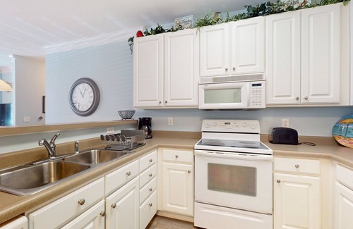 Calabash Condo | Snowbird-friendly condo with 2 outdoor pools, patio, & streaming- golfing nearby
