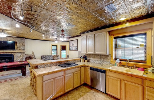 Leesville House | Snowbird-friendly house with lake view, fireplace, & W/D - dogs OK
