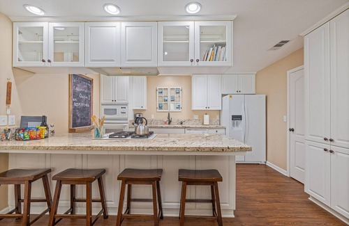 Bass Lake House | Snowbird-friendly retreat hot tub, pool, creek views ,wifi, grill, & fireplace
