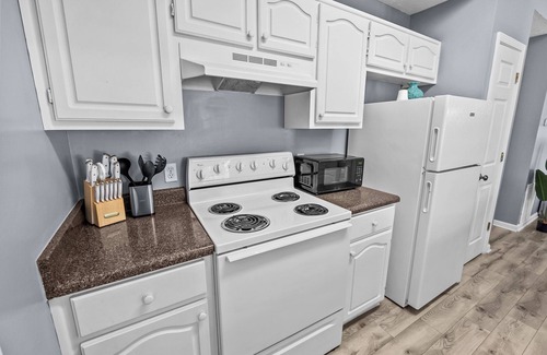 Upper Grand Lagoon Cottage | Snowbird Haven | Pet-Friendly- 4 Min to Beach