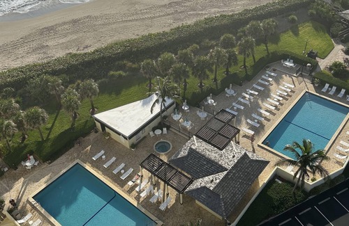 Hutchinson Island South Condo | Snowbird's Paradise - 2-bedroom Beachside Condo on Hutchinson Island