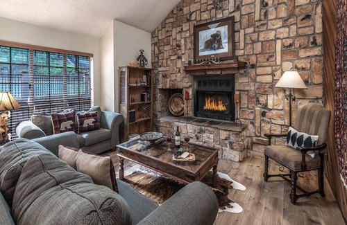 Ruidoso Cabin | Snowcap Mountain Lodge, 5 Bedrooms, WiFi, Fireplace, Gas Grill, Sleeps 15