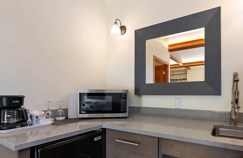 Leavenworth Condo | Snowcreek Suite - Cedar - ADA- Hot Tub - Kitchenette