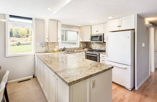 Snowmass Village Condo | Snowmass Alpine Escape: Golf Course & Scenic View