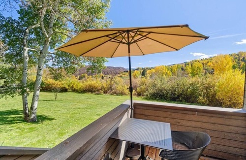 Snowmass Village Condo | Snowmass Alpine Escape: Golf Course & Scenic View