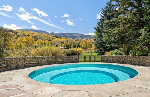 Snowmass Village Condo | Snowmass Alpine Escape: Golf Course & Scenic View