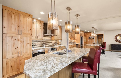Snowmass Village Condo | Snowmass Mountain Views! Large Kitchen & Living Area, 2 Balconies, Parking, Pool & Outdoor Hot Tub