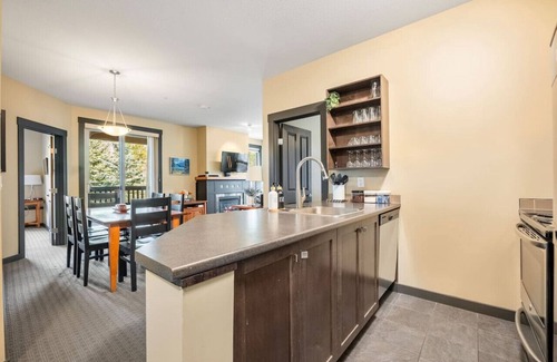 East Kootenay Apartment | Snowy Lodge | Ski-In/Out | Upper Village | Pets Ok