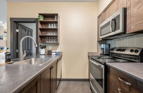 East Kootenay Apartment | Snowy Lodge | Ski-In/Out | Upper Village | Pets Ok